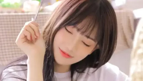 女孩神似古典美人